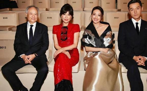 刘嘉玲笑容僵硬假发片厚重成香港版刘晓庆与舒淇同台相差甚大。(图2)