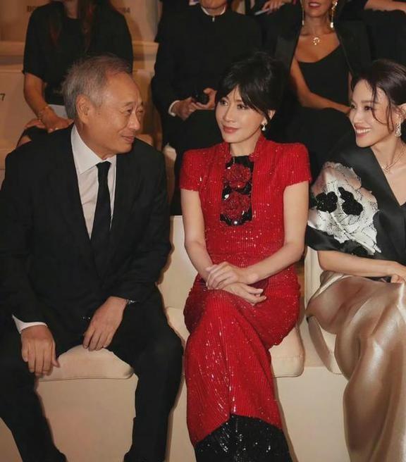 刘嘉玲笑容僵硬假发片厚重成香港版刘晓庆与舒淇同台相差甚大。(图7)