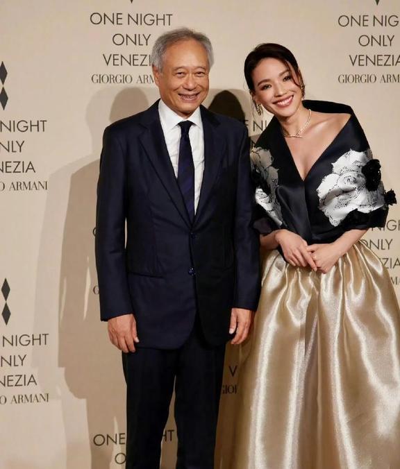 刘嘉玲笑容僵硬假发片厚重成香港版刘晓庆与舒淇同台相差甚大。(图8)