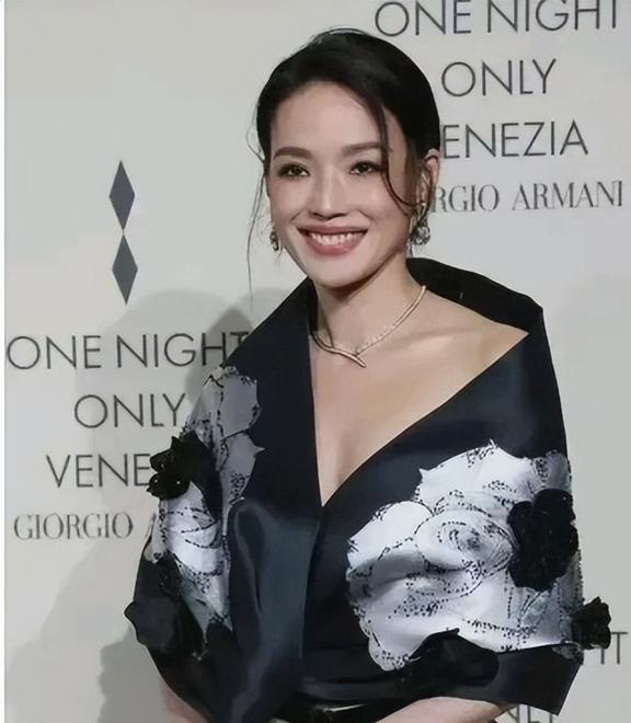 刘嘉玲笑容僵硬假发片厚重成香港版刘晓庆与舒淇同台相差甚大。(图13)
