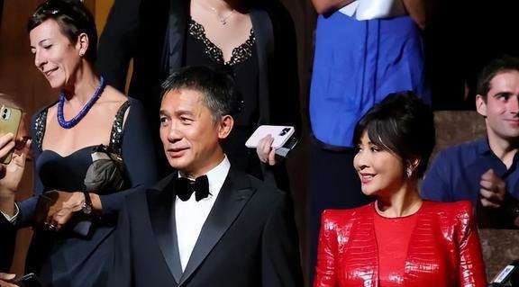 刘嘉玲笑容僵硬假发片厚重成香港版刘晓庆与舒淇同台相差甚大。(图16)