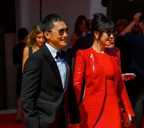 刘嘉玲笑容僵硬假发片厚重成香港版刘晓庆与舒淇同台相差甚大。(图18)