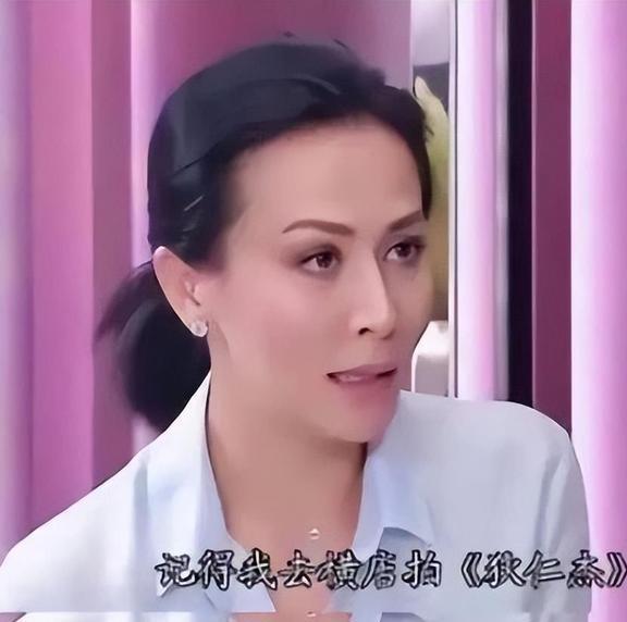 刘嘉玲笑容僵硬假发片厚重成香港版刘晓庆与舒淇同台相差甚大。(图31)