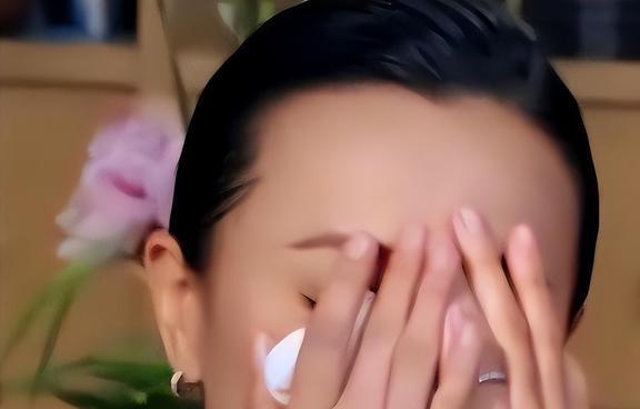 刘嘉玲笑容僵硬假发片厚重成香港版刘晓庆与舒淇同台相差甚大。(图24)