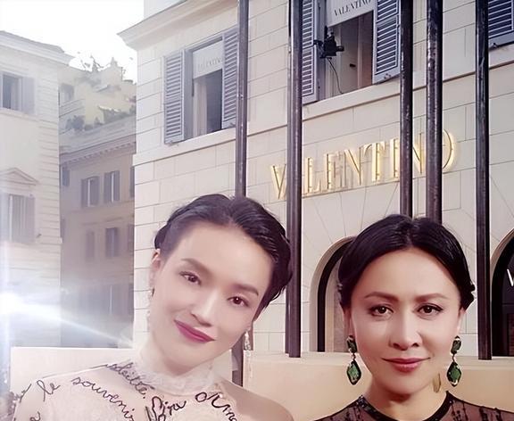 刘嘉玲笑容僵硬假发片厚重成香港版刘晓庆与舒淇同台相差甚大。(图23)