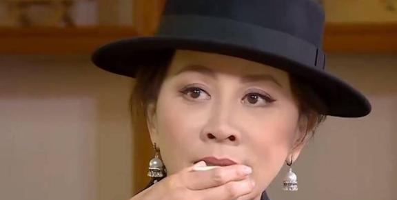 刘嘉玲笑容僵硬假发片厚重成香港版刘晓庆与舒淇同台相差甚大。(图26)