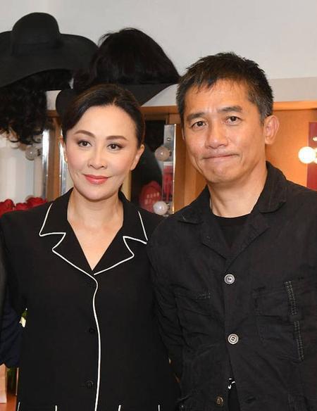 刘嘉玲笑容僵硬假发片厚重成香港版刘晓庆与舒淇同台相差甚大。(图28)