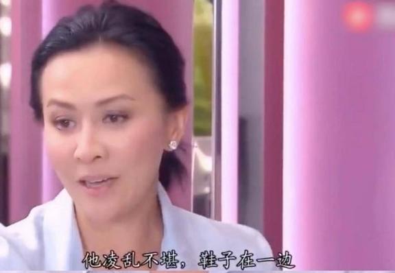 刘嘉玲笑容僵硬假发片厚重成香港版刘晓庆与舒淇同台相差甚大。(图27)