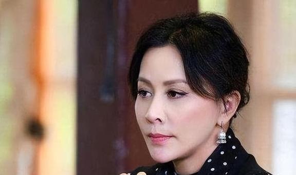 刘嘉玲笑容僵硬假发片厚重成香港版刘晓庆与舒淇同台相差甚大。(图25)