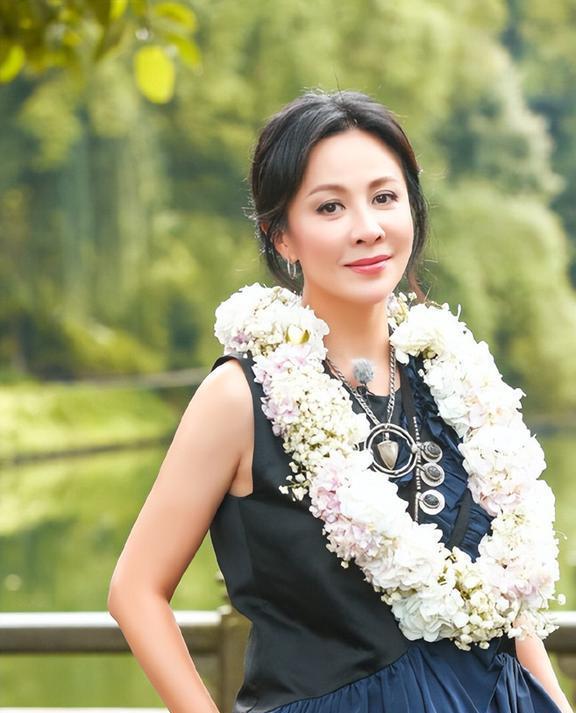 刘嘉玲笑容僵硬假发片厚重成香港版刘晓庆与舒淇同台相差甚大。(图35)