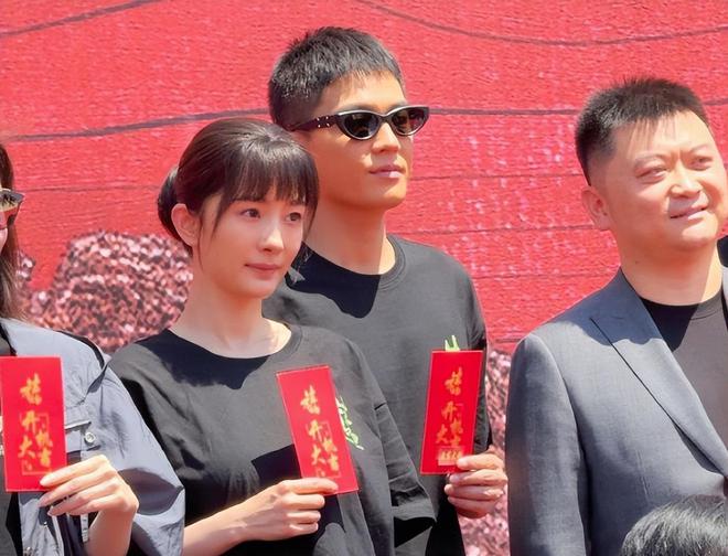 《生万物》：出场就把观众看呆这就是年代剧村姑该有的颜值？(图7)