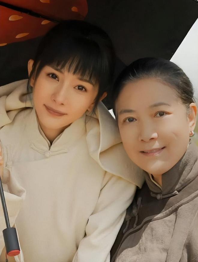 《生万物》：出场就把观众看呆这就是年代剧村姑该有的颜值？(图9)