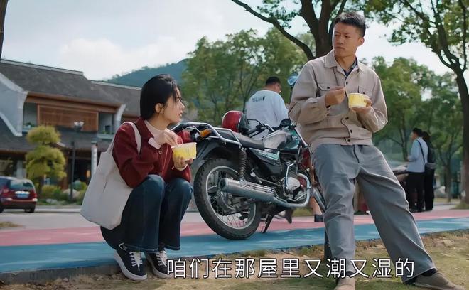 《生万物》：出场就把观众看呆这就是年代剧村姑该有的颜值？(图12)