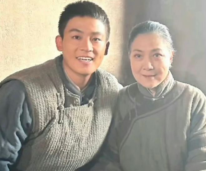 《生万物》：出场就把观众看呆这就是年代剧村姑该有的颜值？(图5)