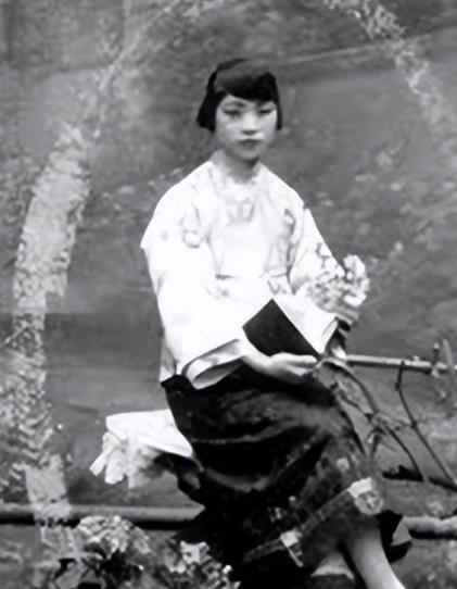 两女共侍一夫关系却情同姐妹生前三人同行死后则三人葬同穴(图9)
