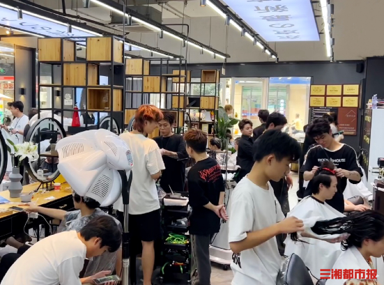 理发店连夜加班！高考后从“头”开始不少毕业生染烫换造型(图1)