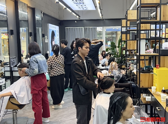 理发店连夜加班！高考后从“头”开始不少毕业生染烫换造型(图2)