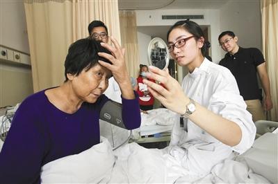 易倍体育网站：7756人捐发给癌症患者有人给头发绑上蝴蝶结(图3)