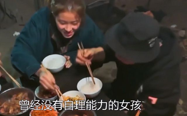回顾辽宁巨婴16岁吃饭靠人喂每天开销过万开兰博基尼卖手机壳(图12)