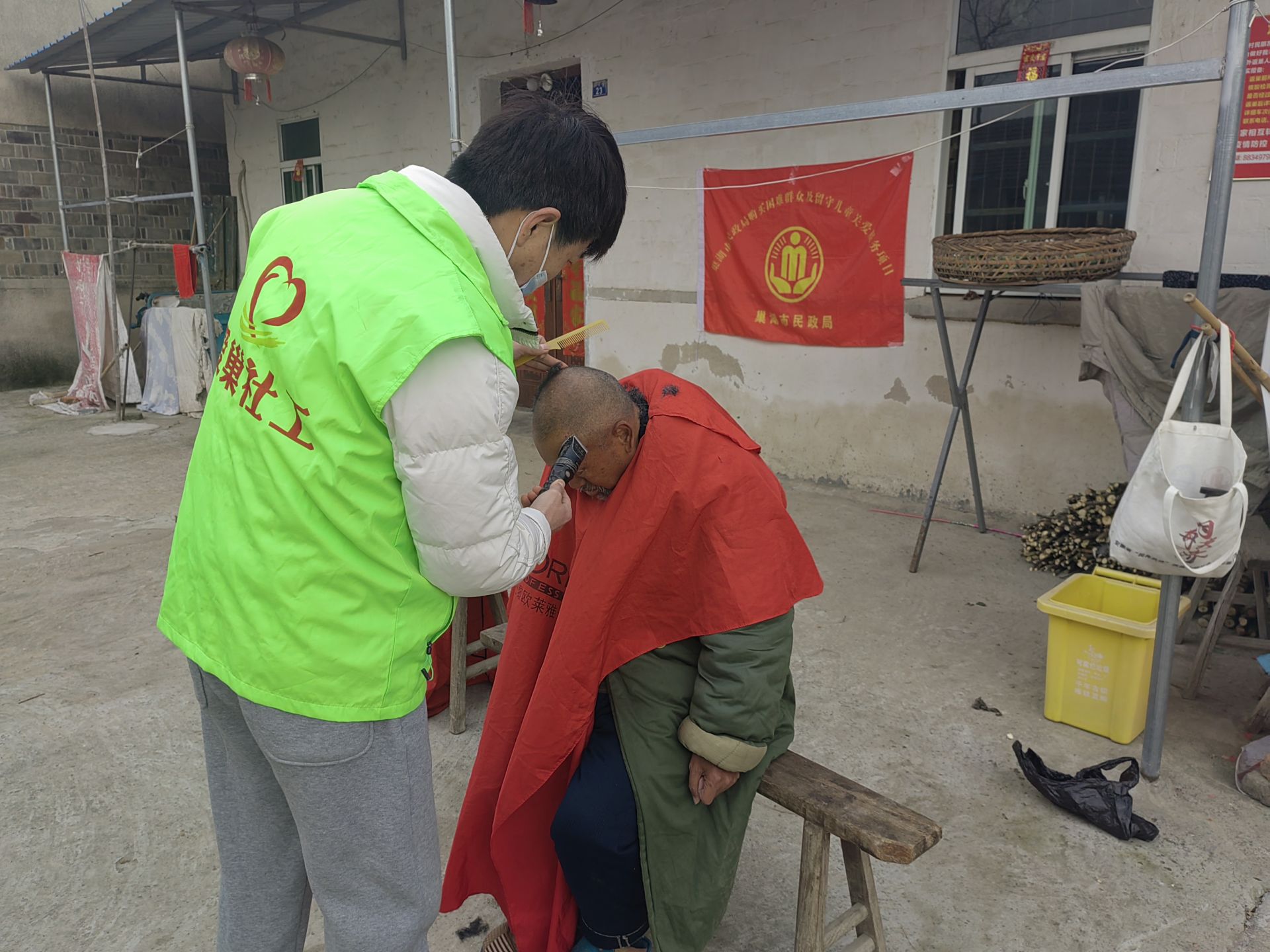 解忧暖心从“头”出发——巢湖市民政局开展爱心理发服务活动(图2)