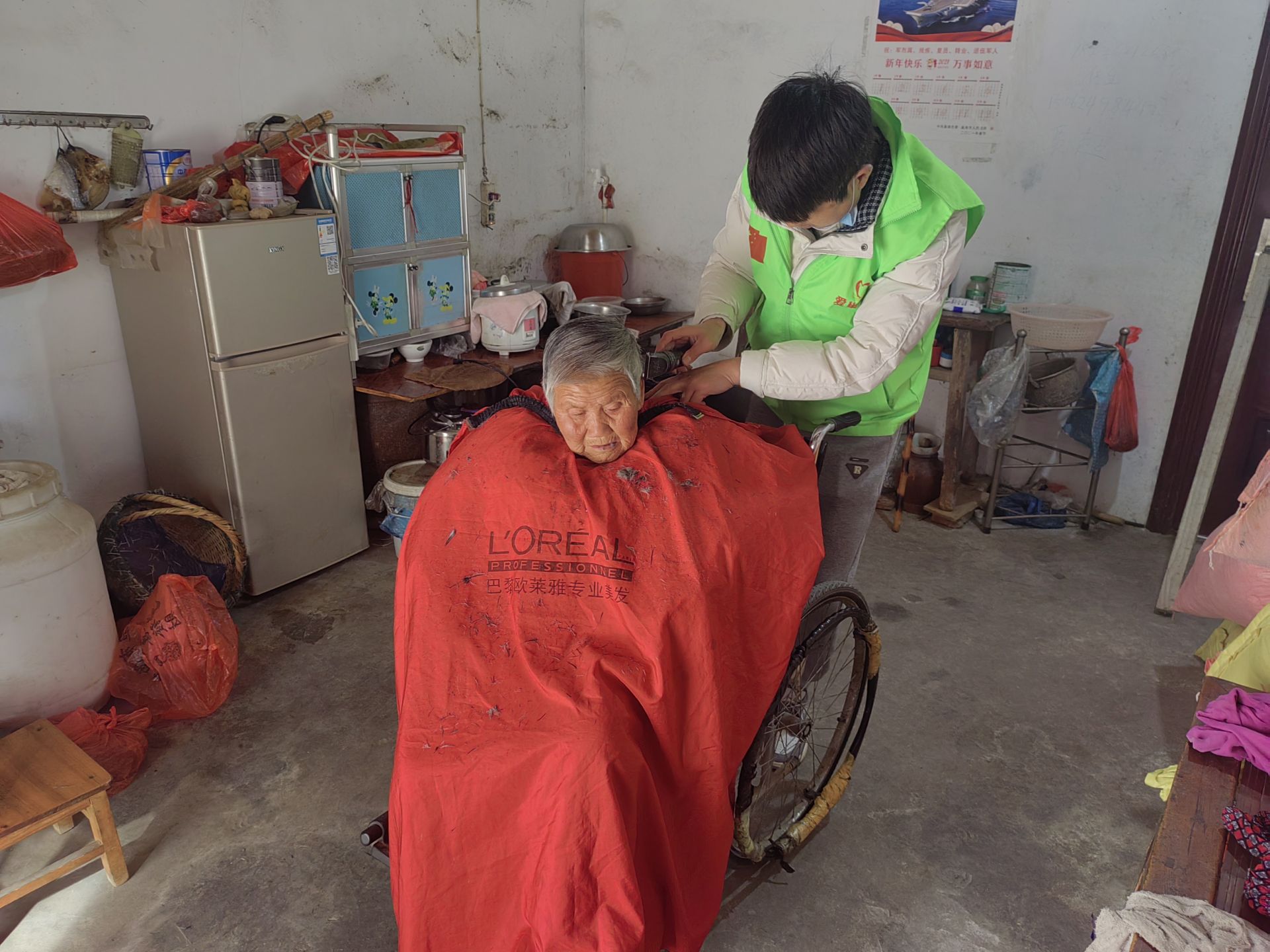 解忧暖心从“头”出发——巢湖市民政局开展爱心理发服务活动(图5)