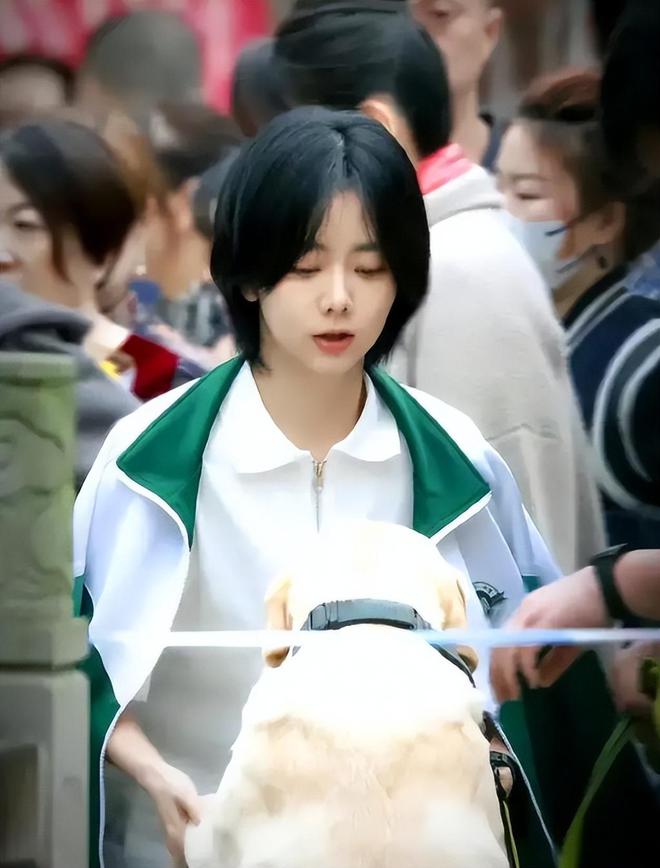 收手吧谭松韵！别折磨观众眼睛了34岁还演女大学生发腮太明显(图2)