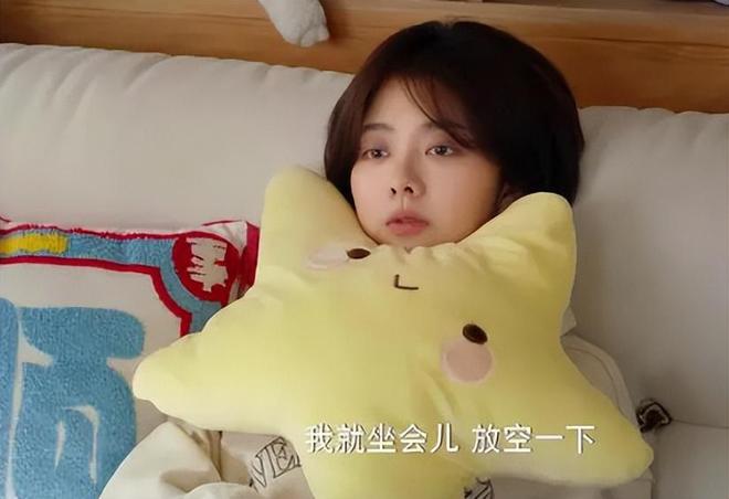 收手吧谭松韵！别折磨观众眼睛了34岁还演女大学生发腮太明显(图3)