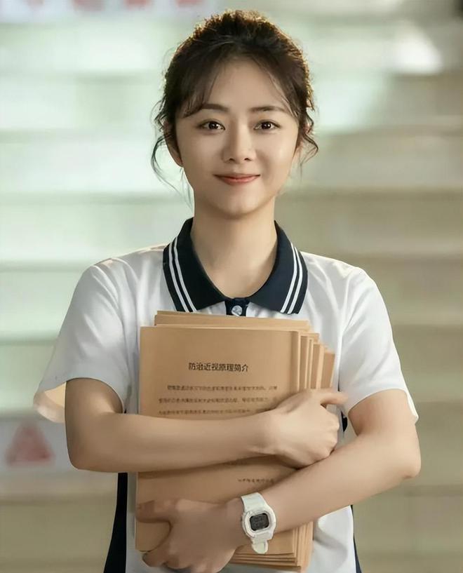 收手吧谭松韵！别折磨观众眼睛了34岁还演女大学生发腮太明显(图10)