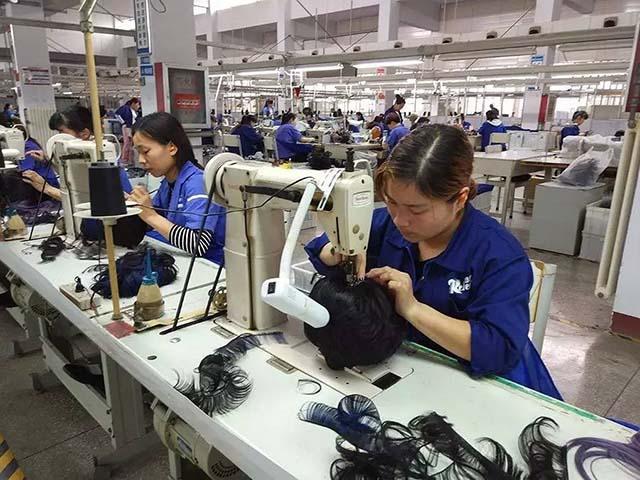 河南许昌：从韩国偷学承包全球12假发一天卖出4万顶(图1)