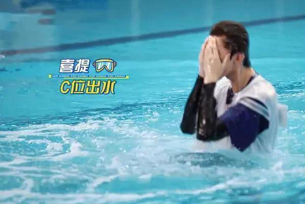 明星上镜全靠假发片？当蔡徐坤落水那一刻真实发量再也藏不住(图6)