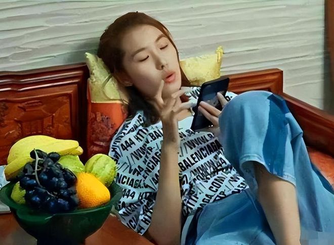 辽宁16岁巨婴刘思琦：吃饭靠人喂每天花销过万如今过得怎样了(图2)