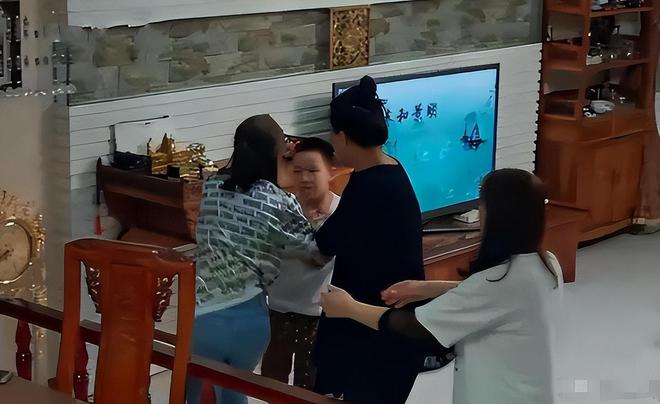 辽宁16岁巨婴刘思琦：吃饭靠人喂每天花销过万如今过得怎样了(图12)