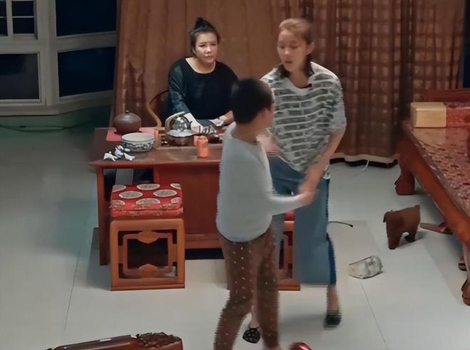 辽宁16岁巨婴刘思琦：吃饭靠人喂每天花销过万如今过得怎样了(图14)