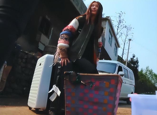 辽宁16岁巨婴刘思琦：吃饭靠人喂每天花销过万如今过得怎样了(图18)