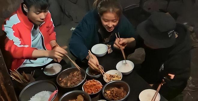 辽宁16岁巨婴刘思琦：吃饭靠人喂每天花销过万如今过得怎样了(图21)