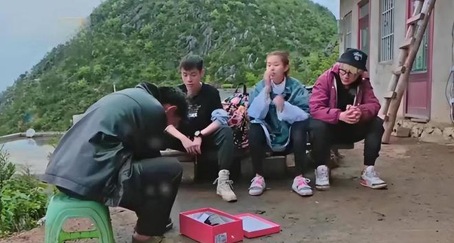 辽宁16岁巨婴刘思琦：吃饭靠人喂每天花销过万如今过得怎样了(图23)