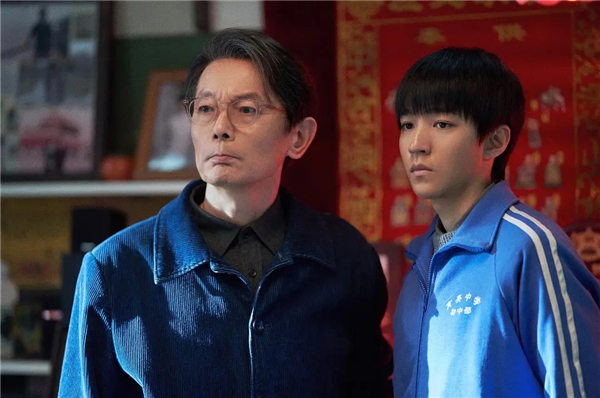 易倍体育网站：《刺猬》昨日世界首映：有了头发的葛优像“变了个人”！(图2)