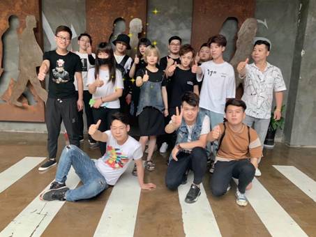 00后美女“弃航从发”左手美发刀、右手快手托起时尚“新美业”(图3)