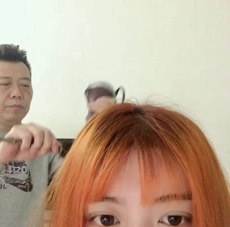 00后美女“弃航从发”左手美发刀、右手快手托起时尚“新美业”(图2)
