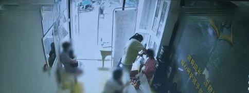 孩子的头发被老师剪掉家长：一根一根接上去将老师头发剪掉(图4)