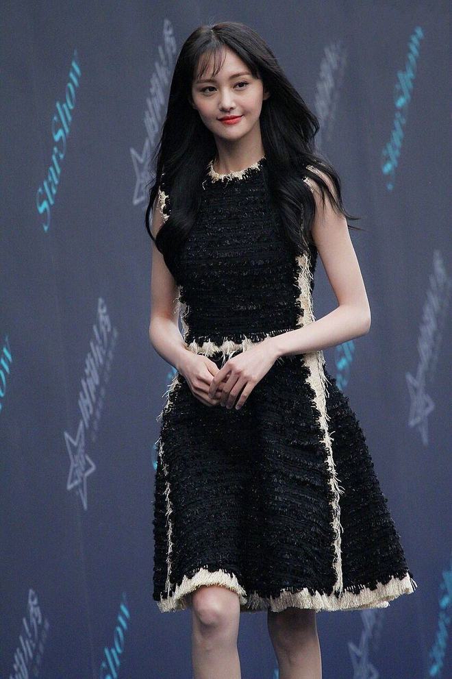 Emc易倍体育：郑爽为新戏接长头发当她抬头那一这么女神(图4)