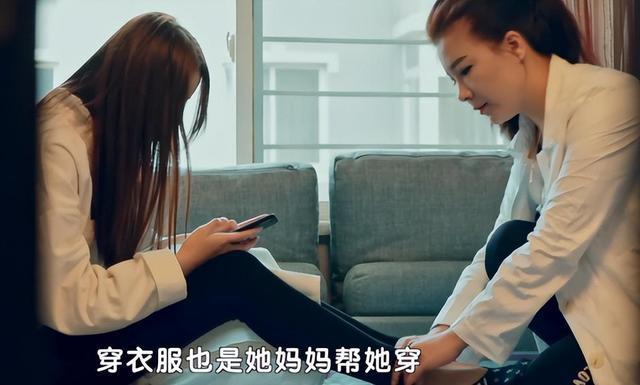 “巨婴”：16岁吃饭靠人喂每天开销过万开兰博基尼卖手机壳(图2)