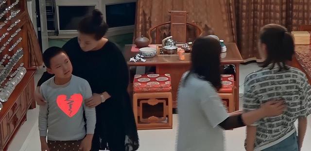 “巨婴”：16岁吃饭靠人喂每天开销过万开兰博基尼卖手机壳(图11)