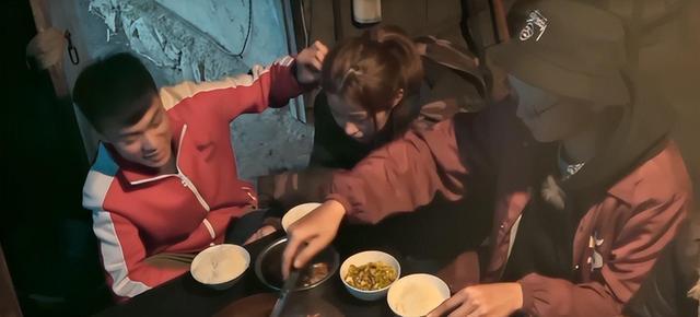 “巨婴”：16岁吃饭靠人喂每天开销过万开兰博基尼卖手机壳(图21)