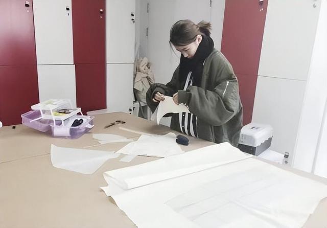 “巨婴”：16岁吃饭靠人喂每天开销过万开兰博基尼卖手机壳(图24)