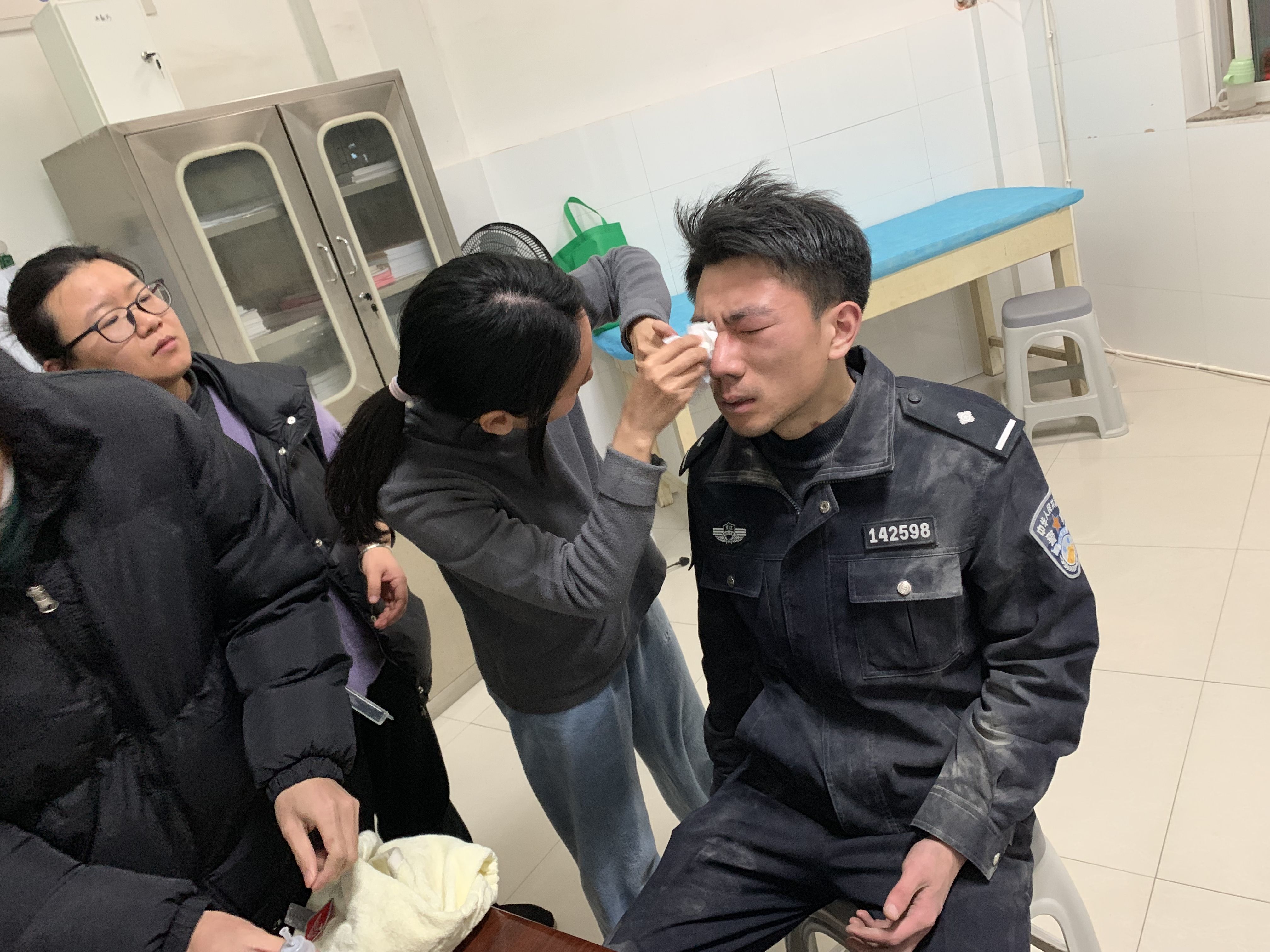 Emc易倍体育：救火后“头发全白”的年轻民警：我是警察冲进去是我应该做的(图2)