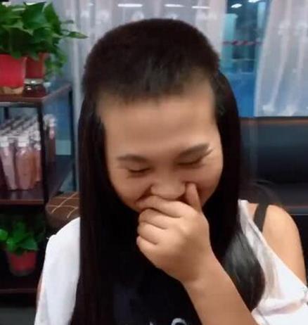 板寸大姐想让自己变得有女人味接了长发之后真的不忍直视(图3)