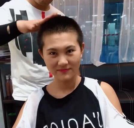 板寸大姐想让自己变得有女人味接了长发之后真的不忍直视(图1)