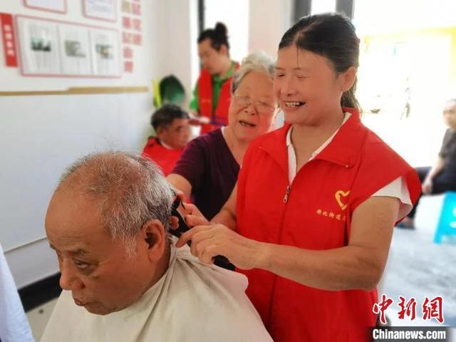 衢州理发奶奶的爱心事业有了接班人传承温暖三十年(图1)