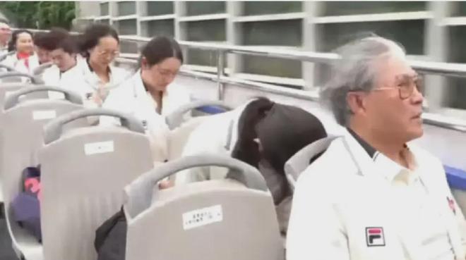 易倍体育网站：霍震霆曝巴黎趣事郭晶晶忙着工作没空聚餐回家后还没见到孙子(图3)